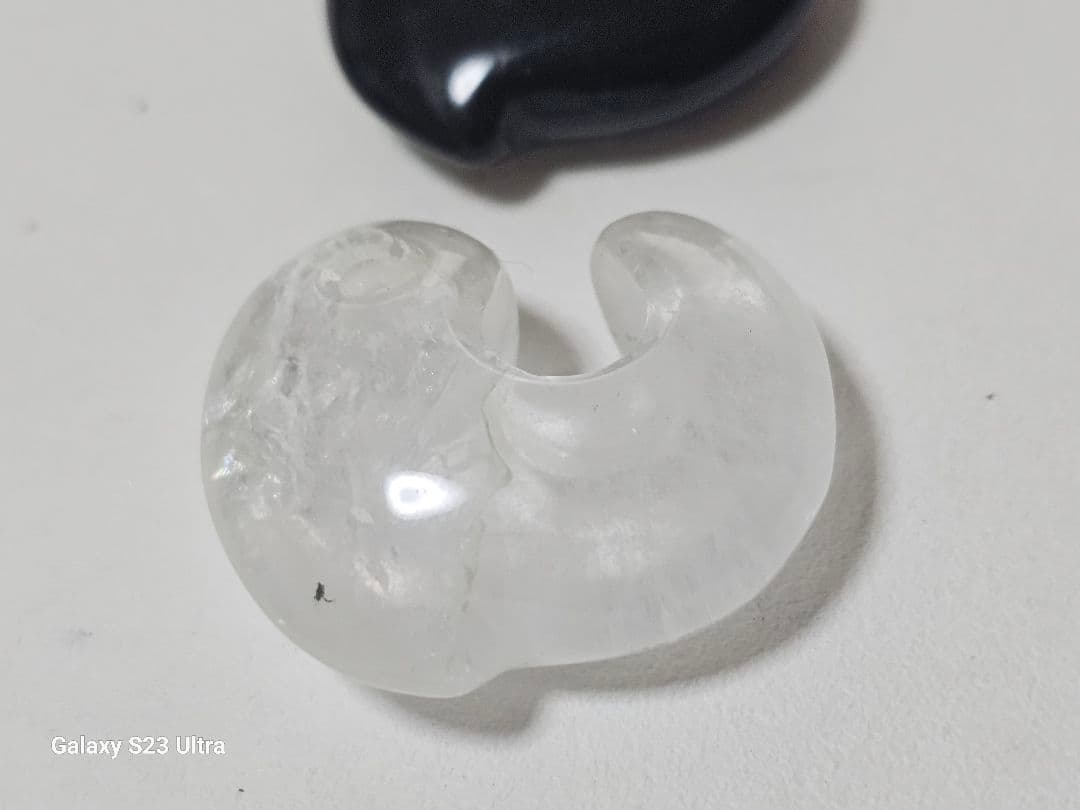 黒平産水晶飛龍勾玉と北海道産黒曜石飛龍勾玉