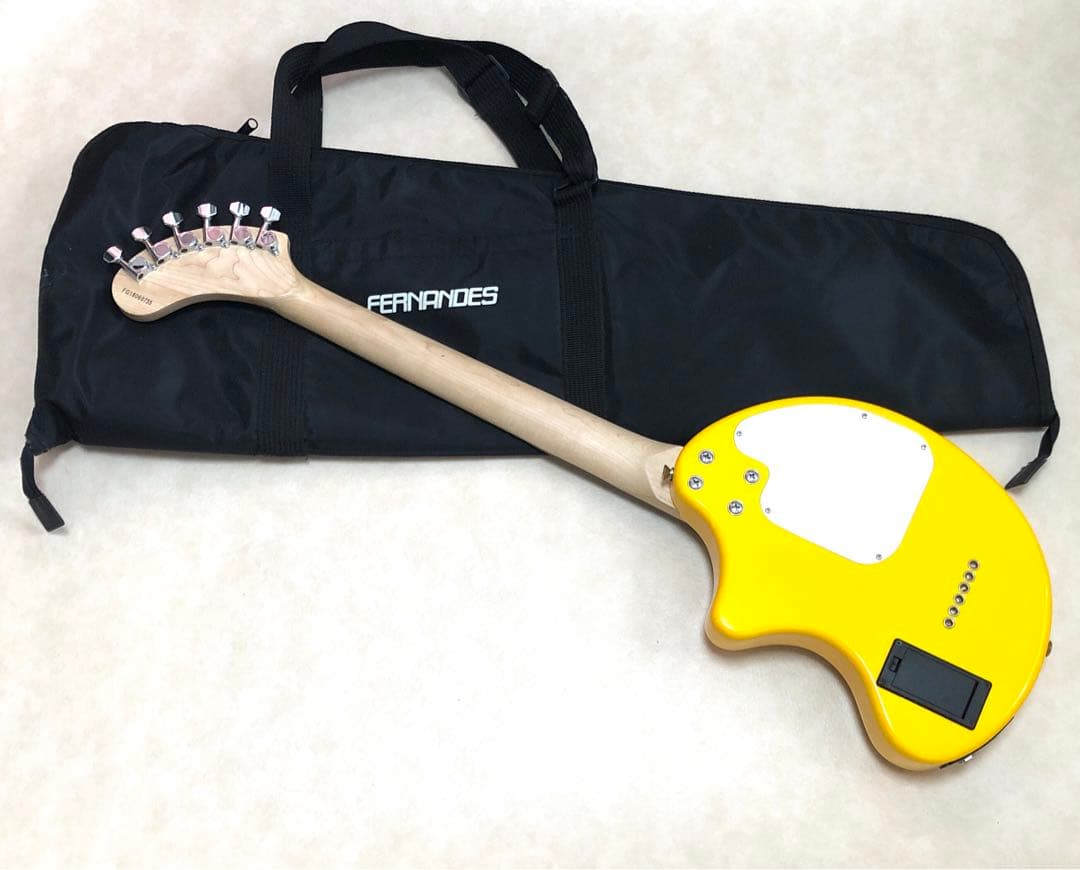 【新品同様！美品！】ZO-3 イエロー アンプ内蔵ミニギター 専用ソフトケース付
