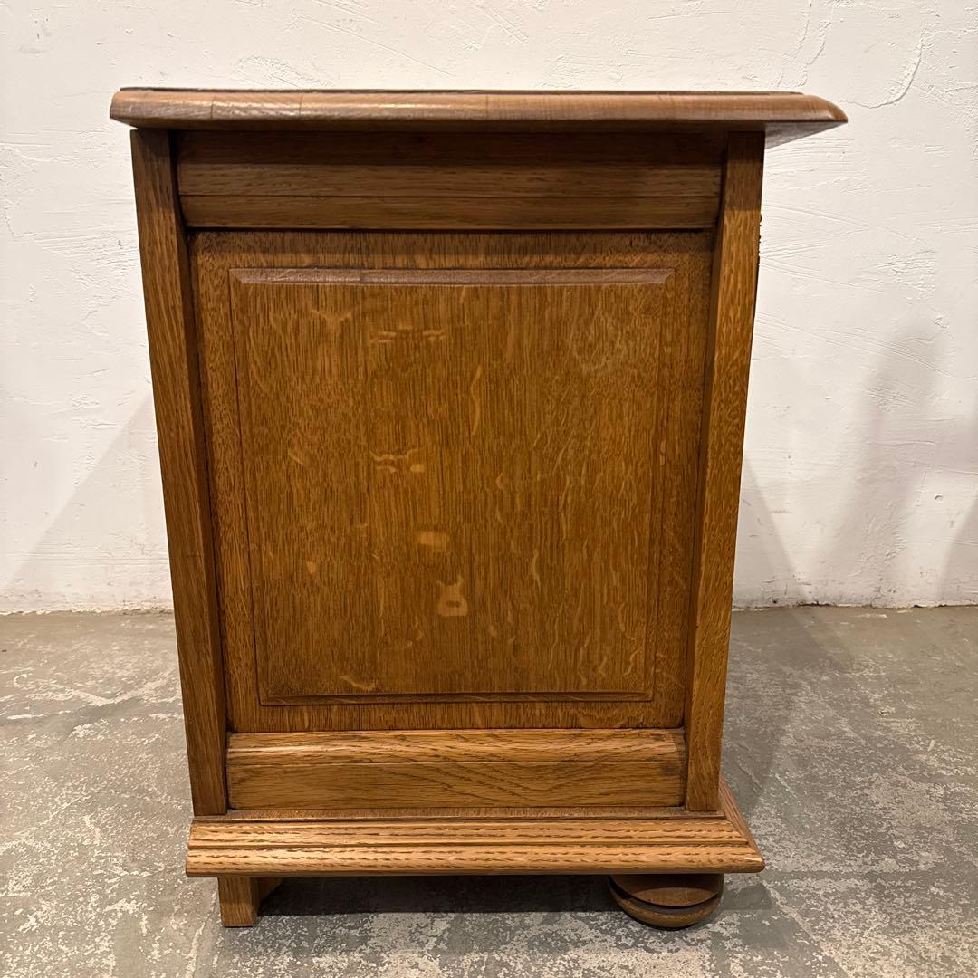 ヴィンテージ　木製サイドテーブル　扉収納付き　2