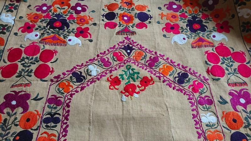 ★B2001★134×180㎝　刺繍布　花柄　大判　壁掛飾　ミフラーブ　 礼拝用