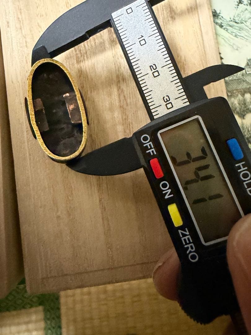 拵え栄えする一品です！ 繊細細工の松図　赤銅魚々子地縁頭 象嵌色絵 縁頭刀装具