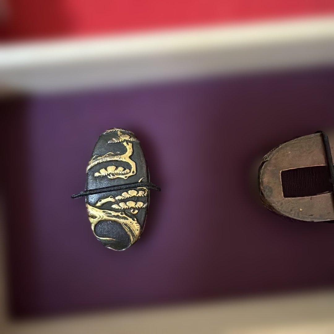 拵え栄えする一品です！ 繊細細工の松図　赤銅魚々子地縁頭 象嵌色絵 縁頭刀装具