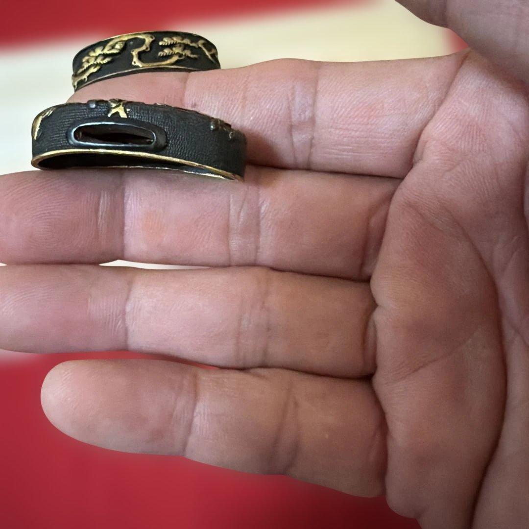 拵え栄えする一品です！ 繊細細工の松図　赤銅魚々子地縁頭 象嵌色絵 縁頭刀装具