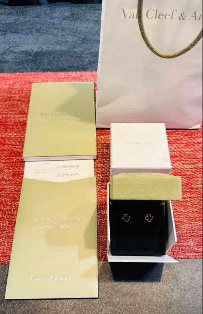 Van Cleef & Arpels レッド スウィート アルハンブラ ピアス