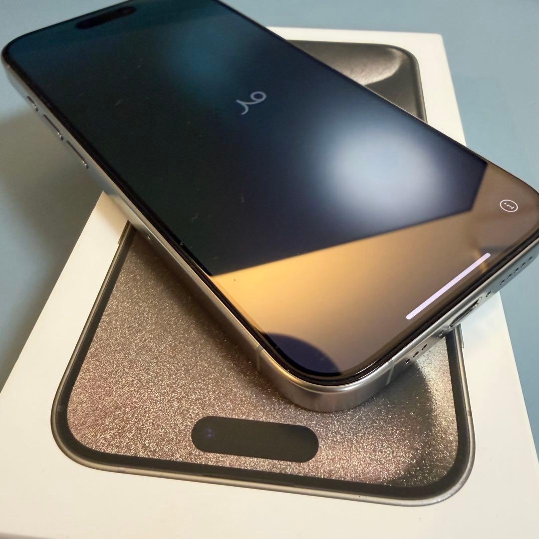 iPhone15pro チタニウム　美品　SIMフリー　256GB おまけあり