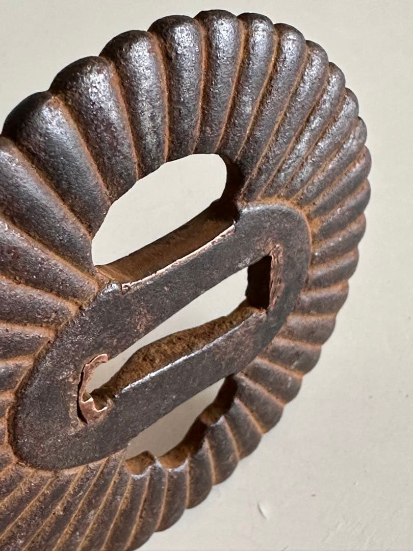 刀剣美術　無銘　鉄地菊文鍔　直径約7.3cm 重量約101g骨董25712