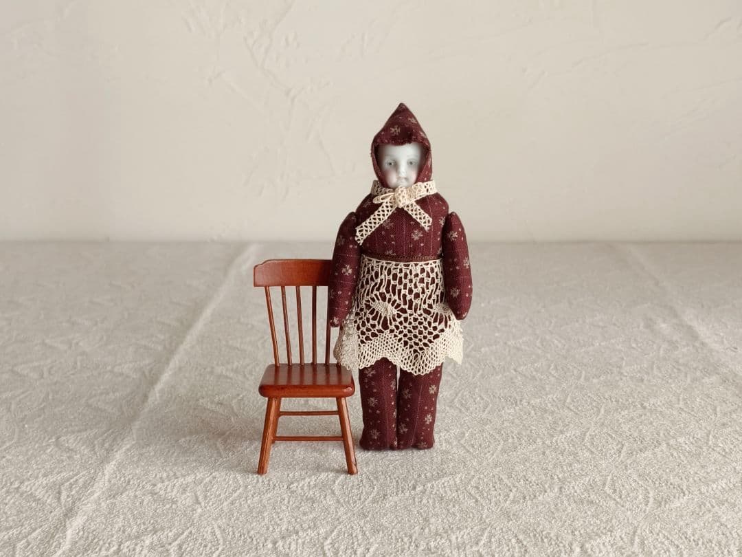 * vintage doll ୨୧ 頭巾をかぶった 陶器のお顔の 女の子