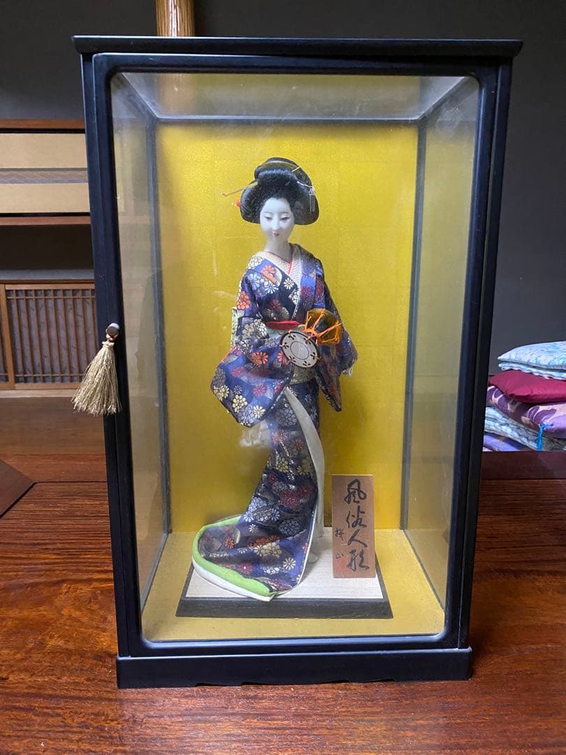 伝統的な和服の日本人形