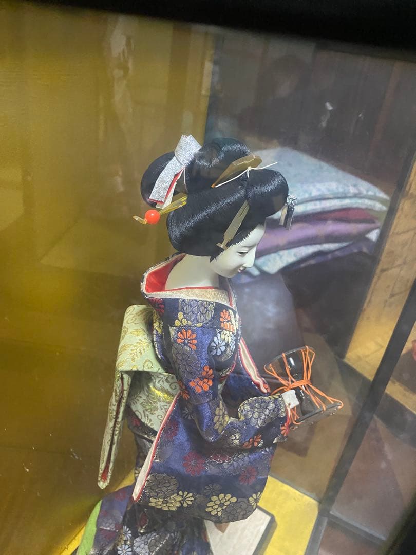 伝統的な和服の日本人形