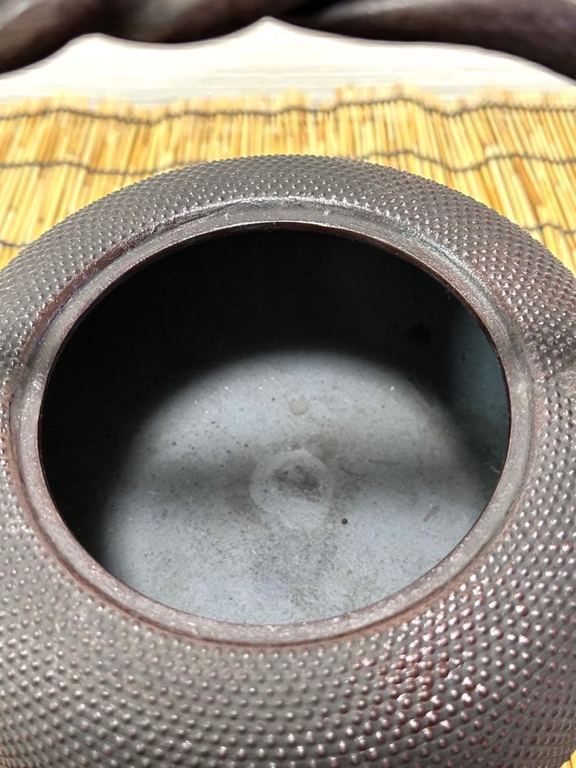 未使用品、栞付　南部岩鋳造捻鉉鳴摘１５型アラレ　南部鉄瓶　南部鉄器　鉄瓶