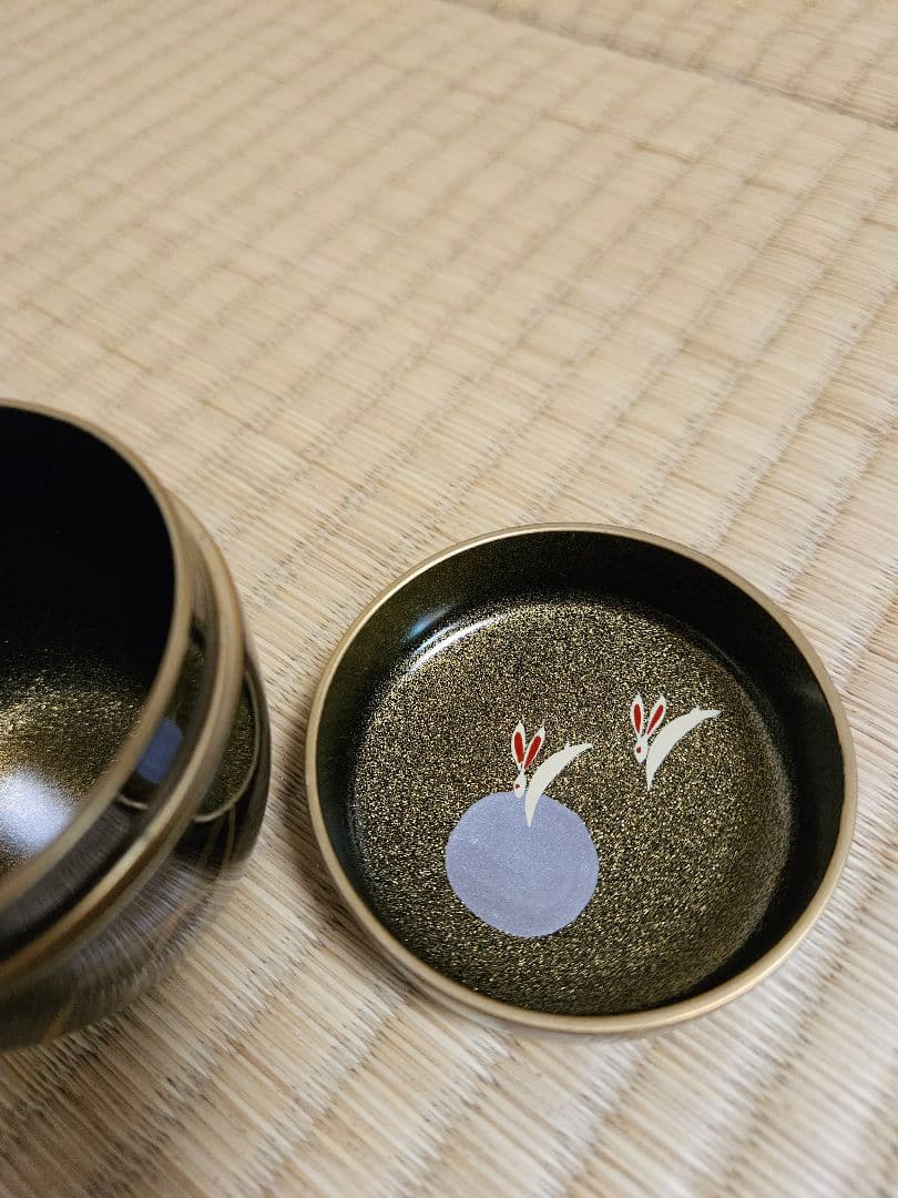 黒漆塗りの棗 すすき、兎と月の 蒔絵