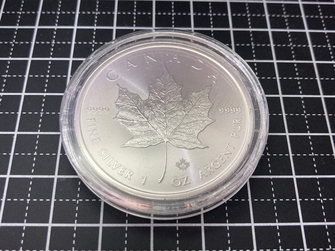《カナダ》メイプルリーフ5ドル銀貨(2022年) ※小キズあり