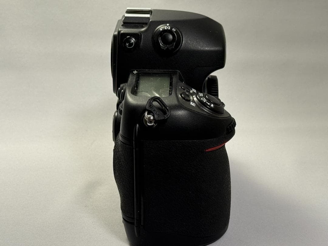 Nikon F6（バッテリーパック MB-40付き）