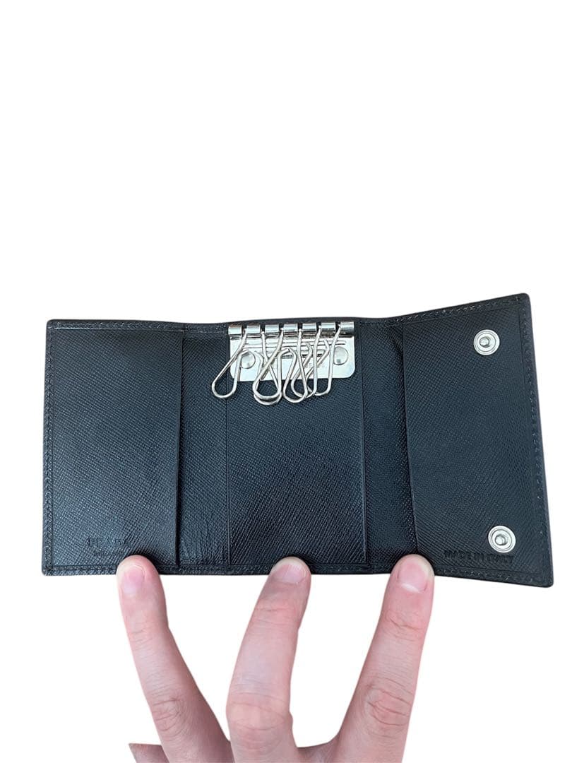 PRADA(プラダ)キーケース　6連　トライアングル　ロゴ　サフィアノレザー　黒