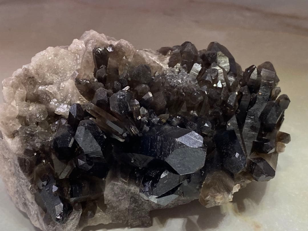 T1030-24ブラジル産水晶母岩モリオンスモーキークォーツ原石クラスター黒水晶