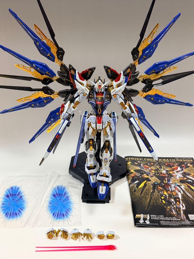 ガンプラ完成品　MGEXストライクフリーダムガンダム＆光の翼セット