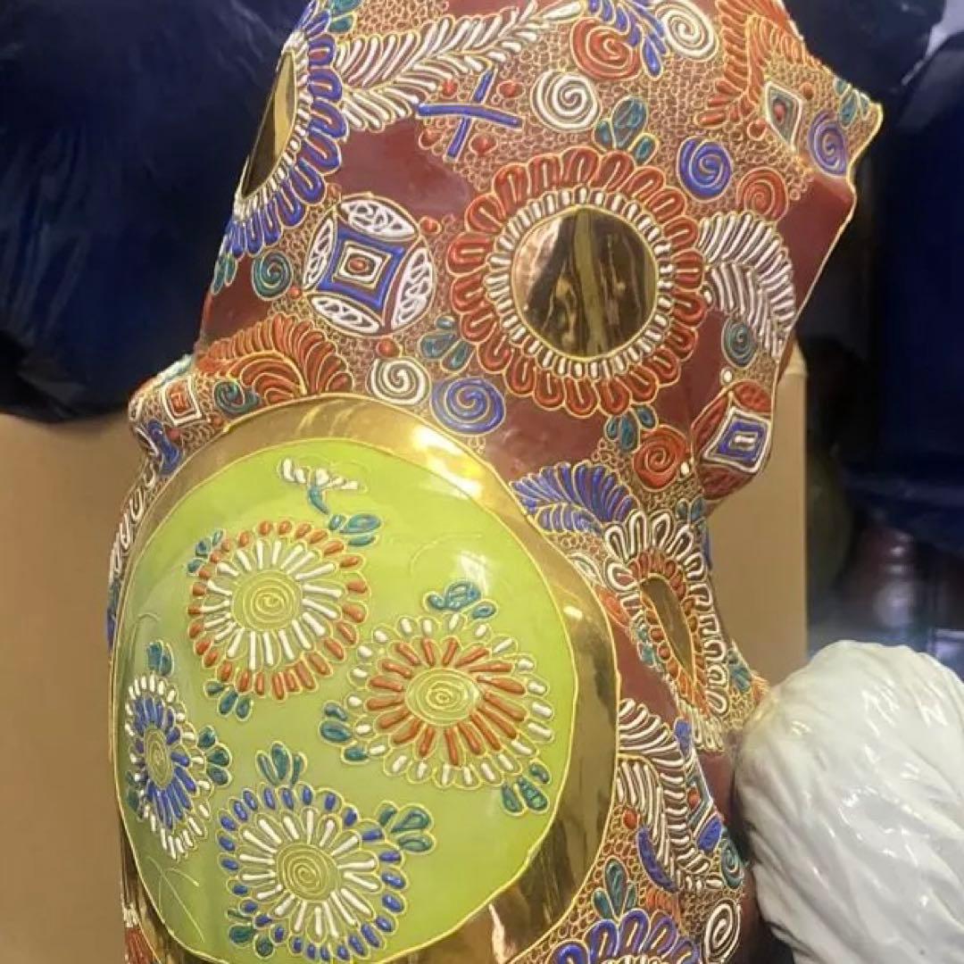 伝統陶器九谷焼、達磨だるま、装飾陶器像 、金色模様、存在感ある。