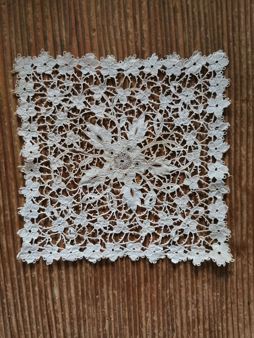 1800年代 キャリックマクロスレース精緻なカットワーク&ニードル刺繍 三つ葉花