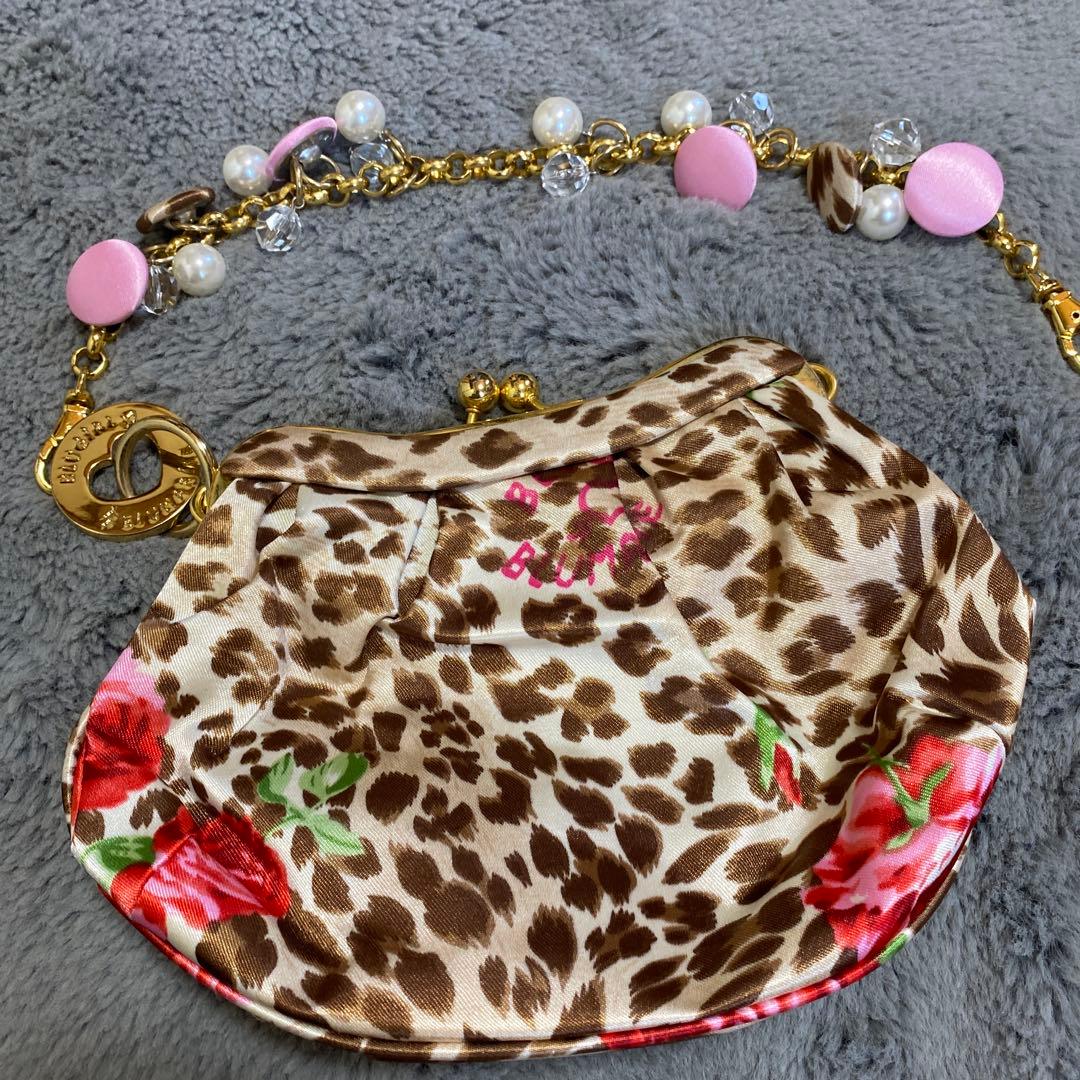 ヒョウ柄と花柄のクラッチバッグ