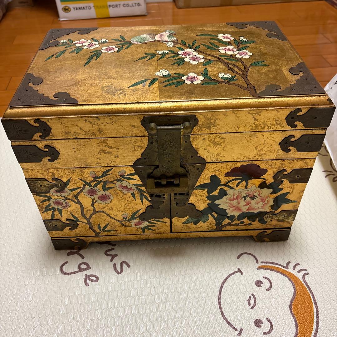 漆塗り金色箱 花鳥文様