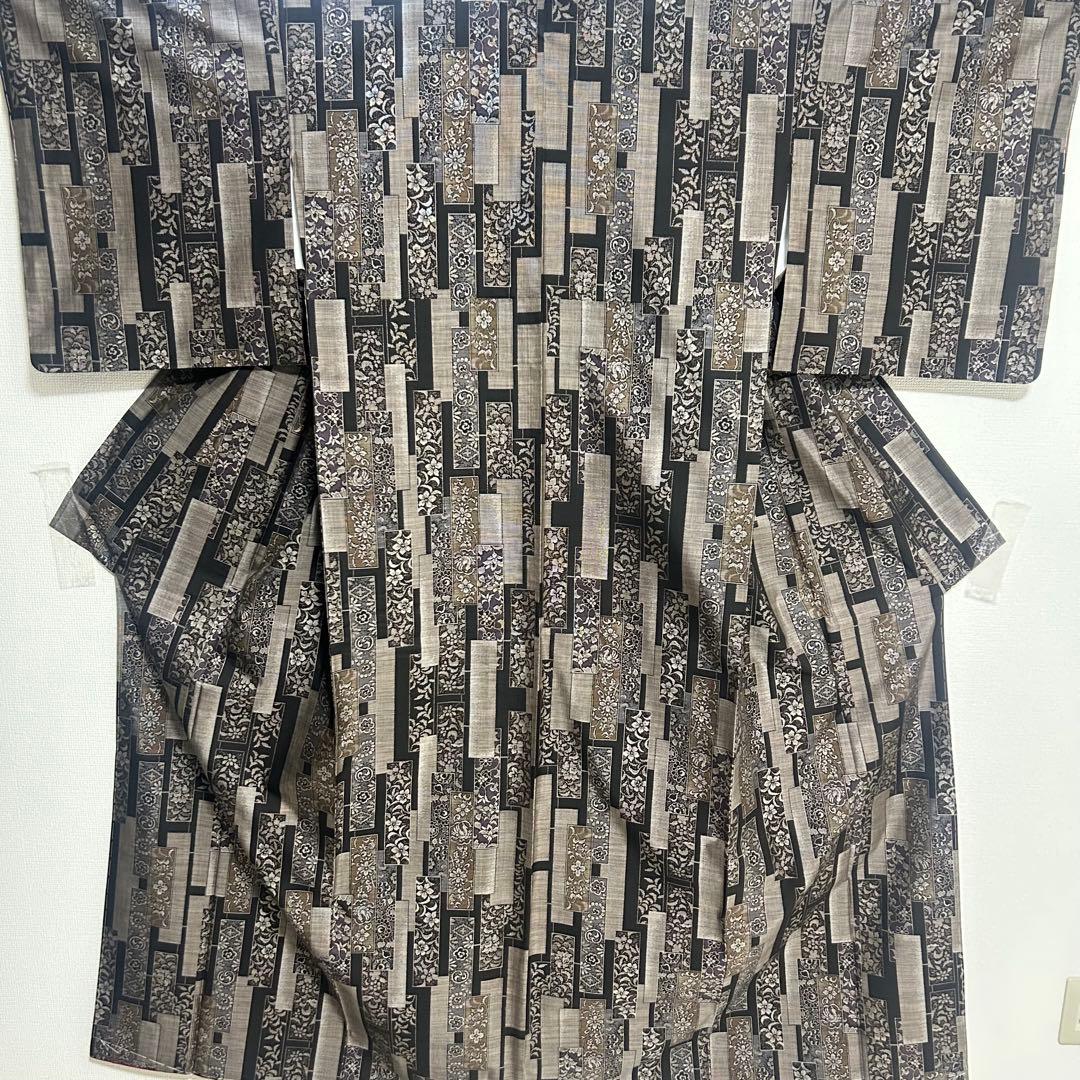 未使用品　細かな絣り！　モダン　花更紗柄　本場泥大島紬　９マルキ　着物　５１８