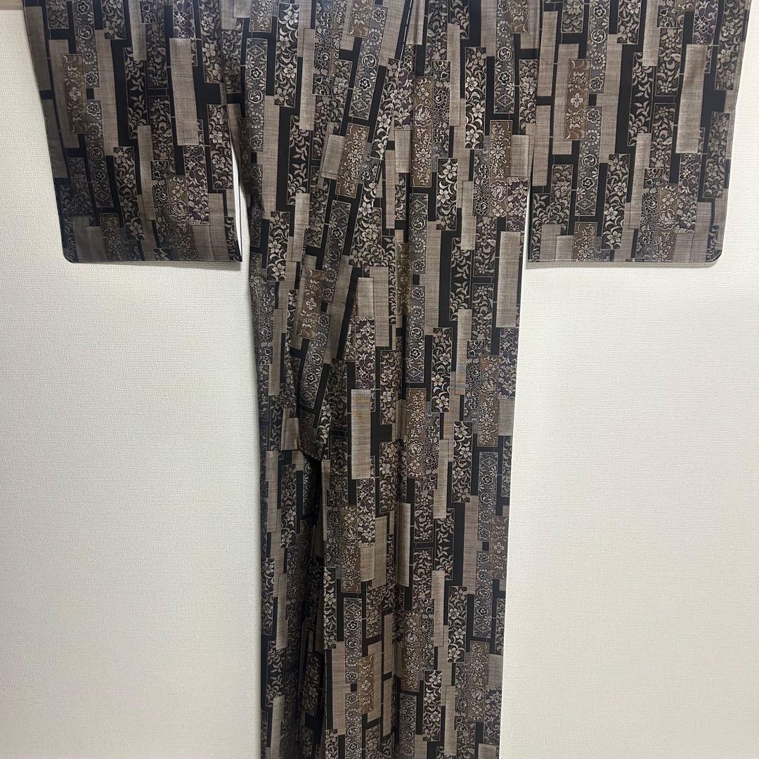 未使用品　細かな絣り！　モダン　花更紗柄　本場泥大島紬　９マルキ　着物　５１８
