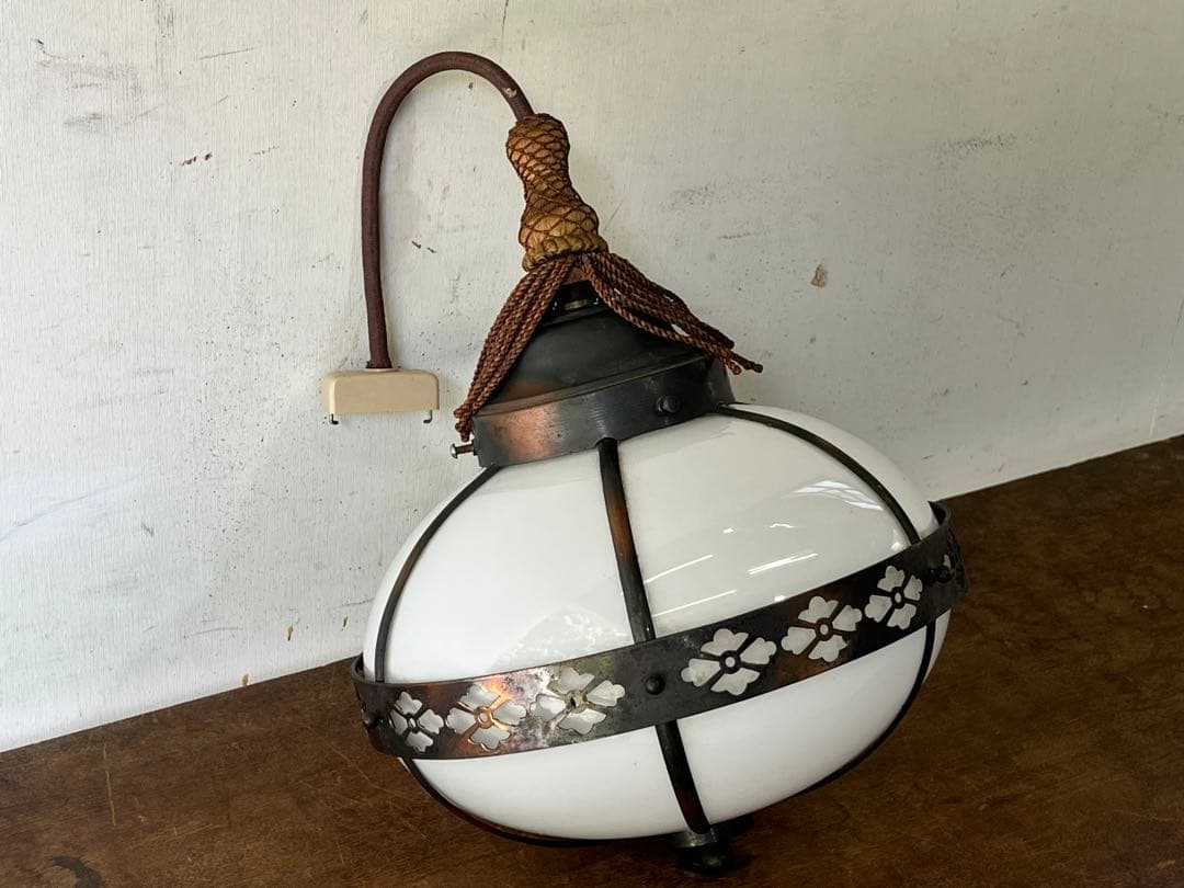 り*ん様 アンティーク白いガラスシェードの照明器具 天井照明 ペンダントライト