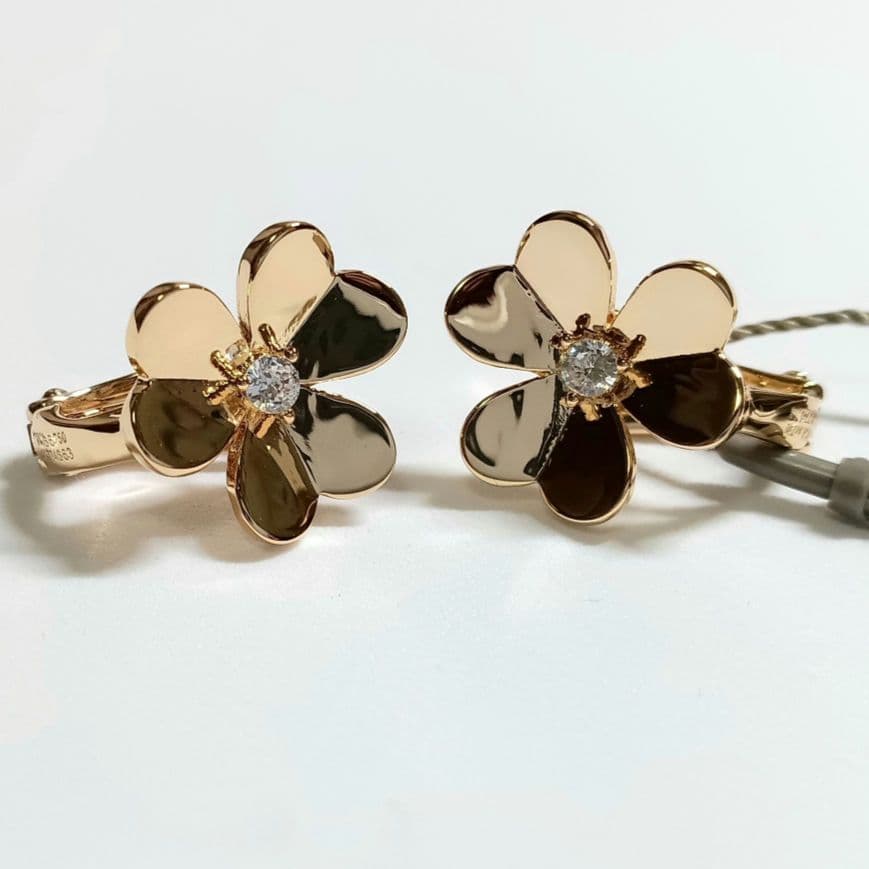 ハイクオリティ　三つ葉ピアス　フラワーピアス　イエローゴールドカラー