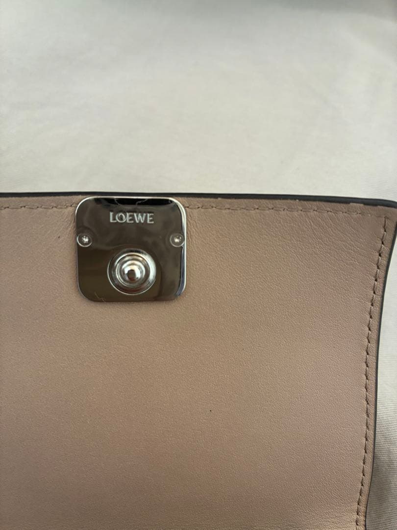 ロエベ　三つ折り財布　トライフォールドウォレット　サンド　ベージュ　アナグラ