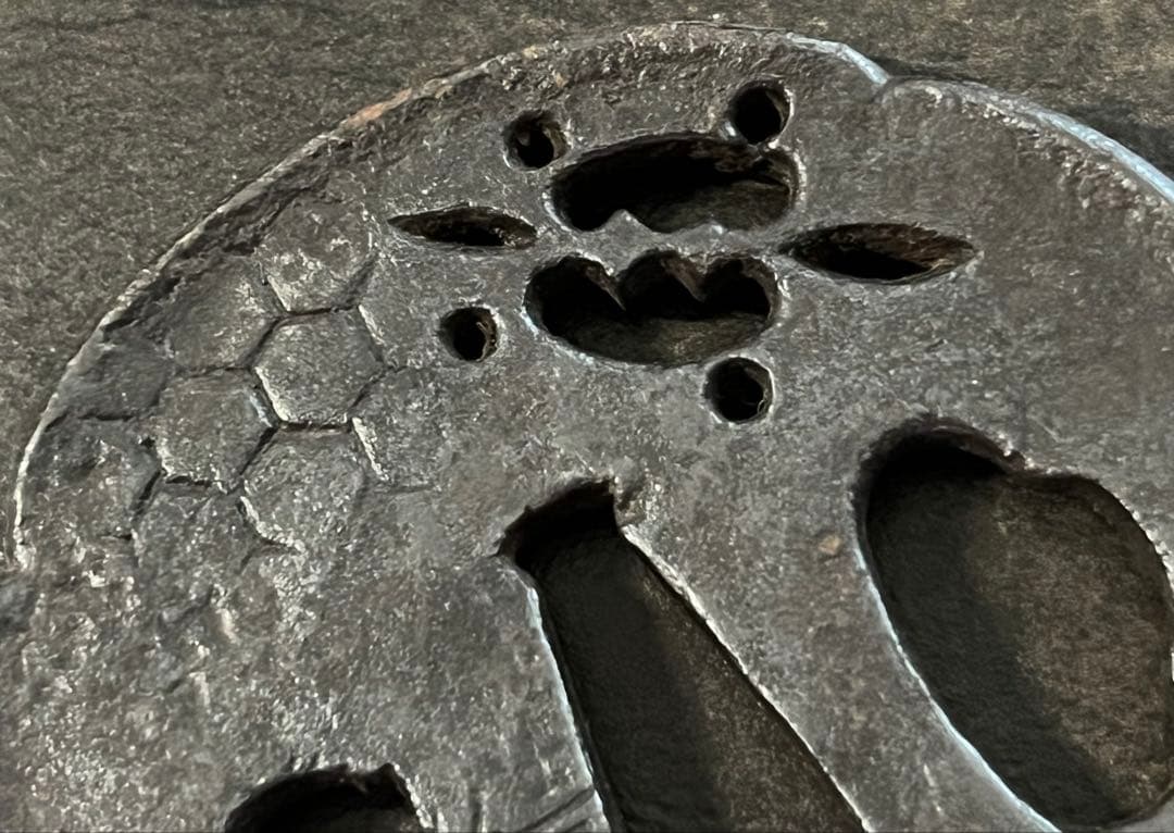 鍔　刀鍔　鉄地　亀透かし　甲羅模様　木瓜型　在銘