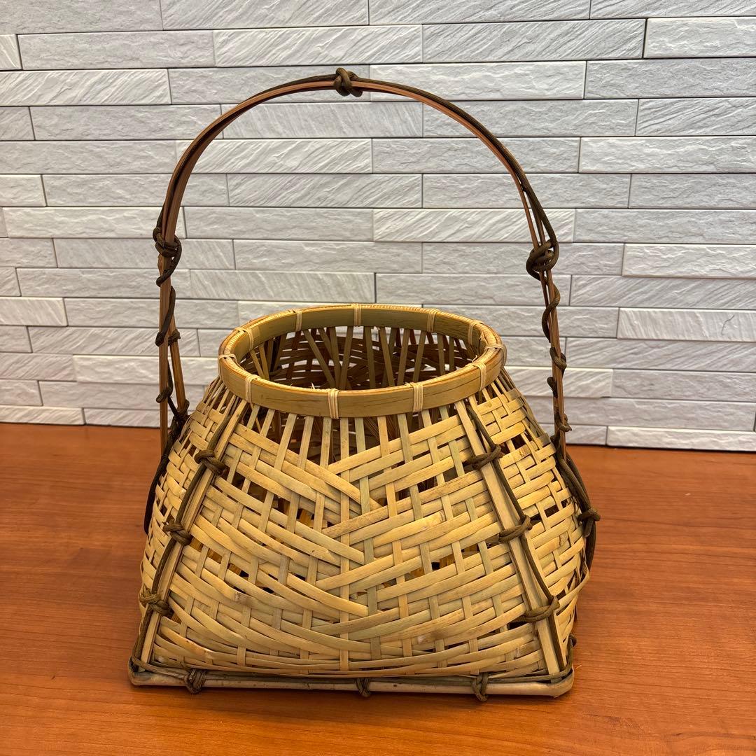 綺麗な形の宗全籠　籠花入　落とし付き