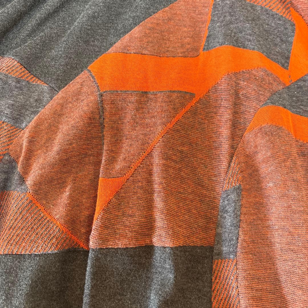 【新品未使用】✨エイココンドウ✨黒とグレーの混合地にオレンジ柄の膝丈スカート❣️