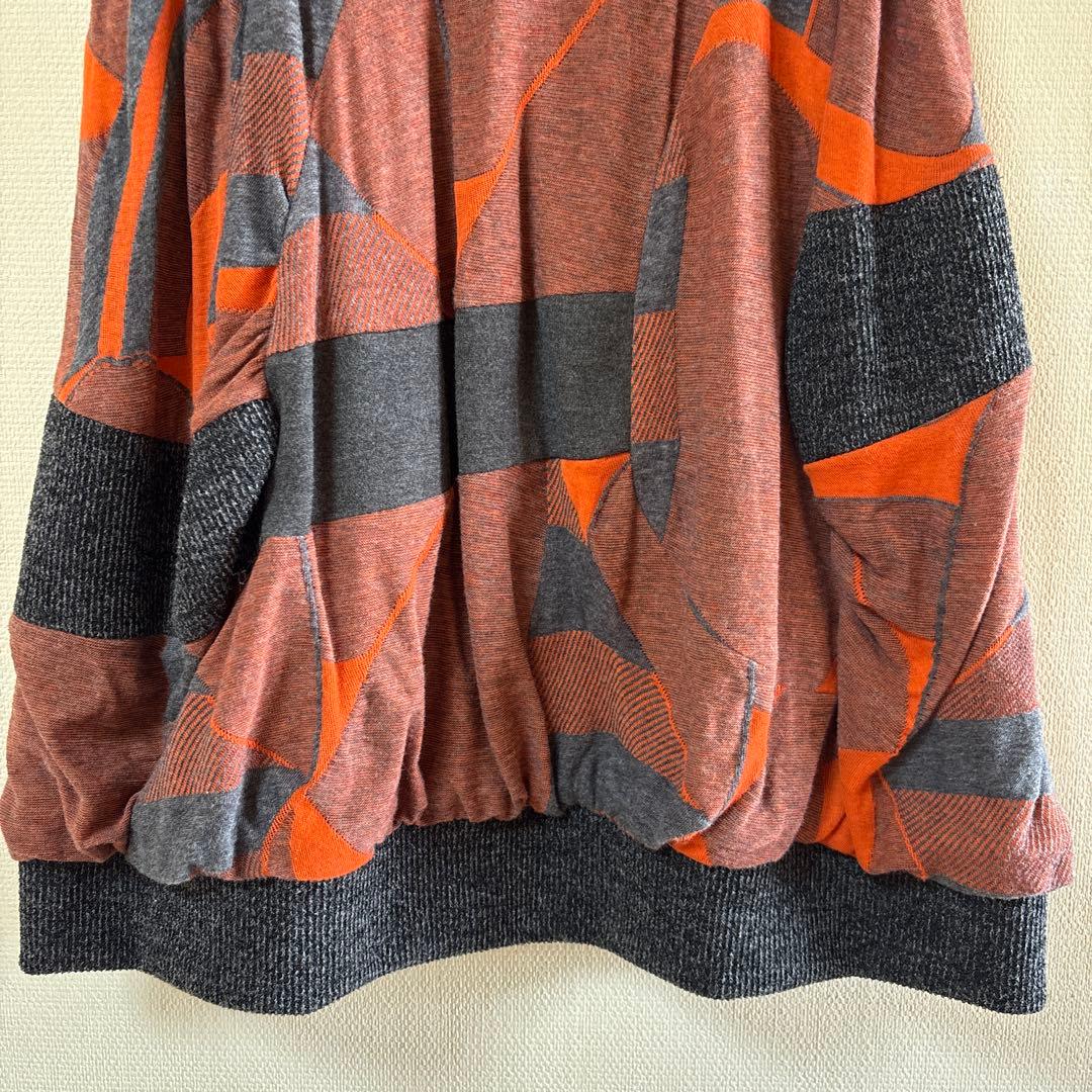 【新品未使用】✨エイココンドウ✨黒とグレーの混合地にオレンジ柄の膝丈スカート❣️