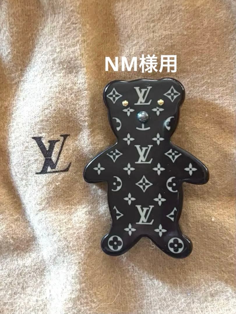 ルイヴィトン　ピンバッジ　熊　モノグラム