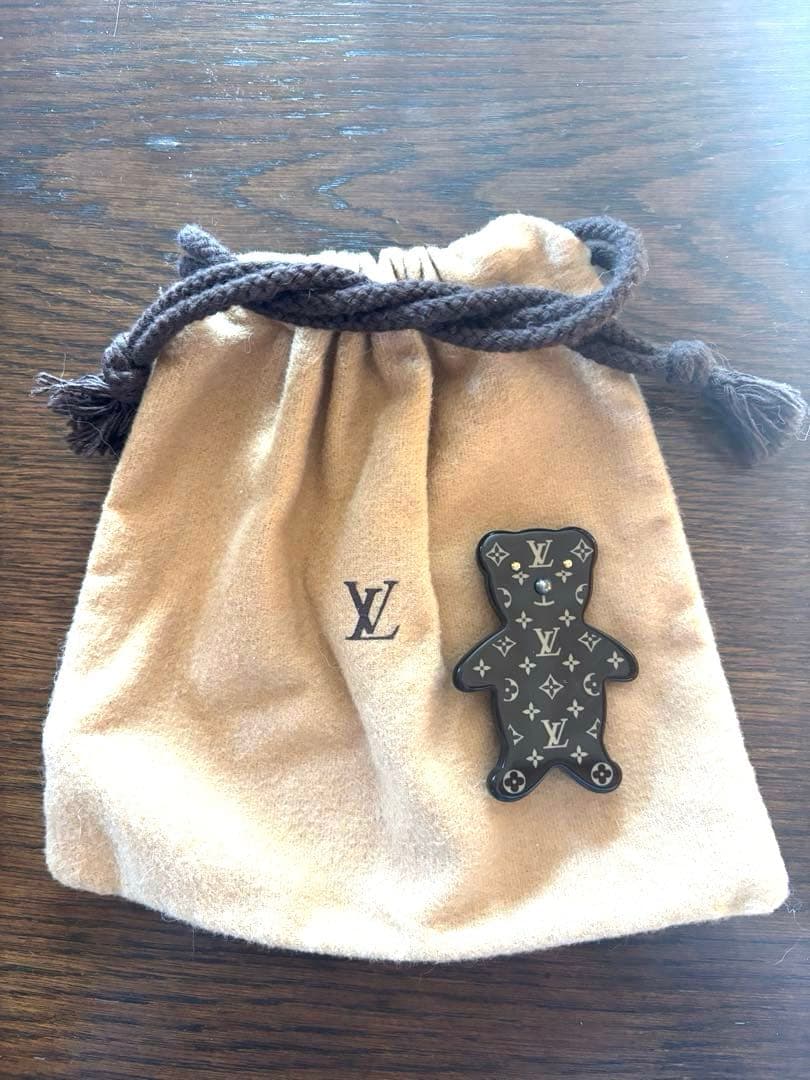 ルイヴィトン　ピンバッジ　熊　モノグラム