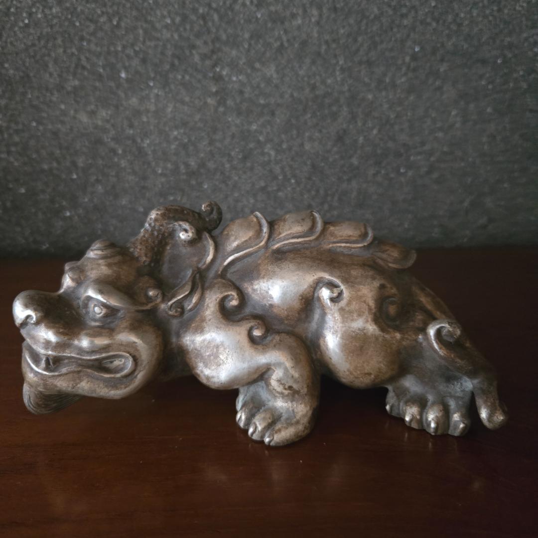 旧蔵銀製古董貔貅置物。包漿豊かにして自然な経年を示し、鎮宅辟邪の意を持つ佳品。