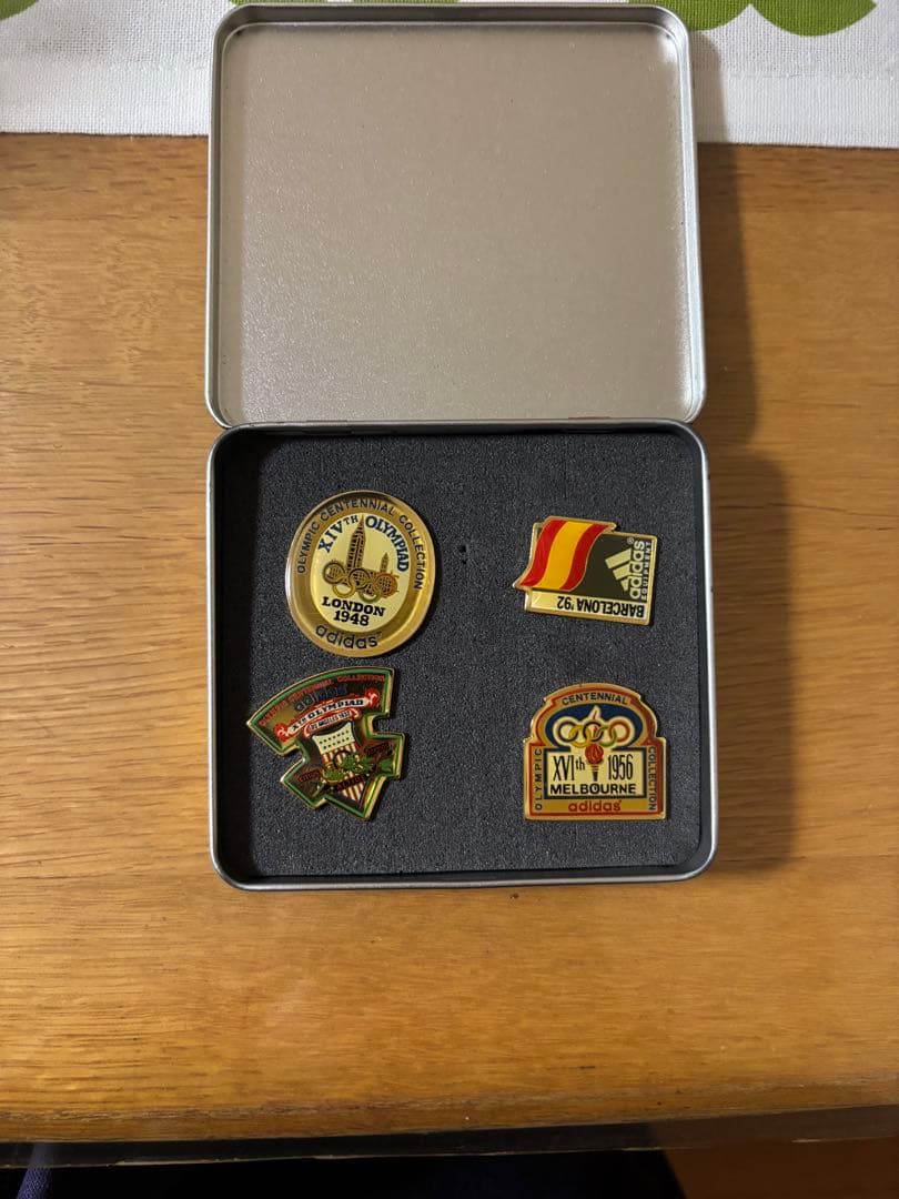 アディダス　オリンピック記念バッジ