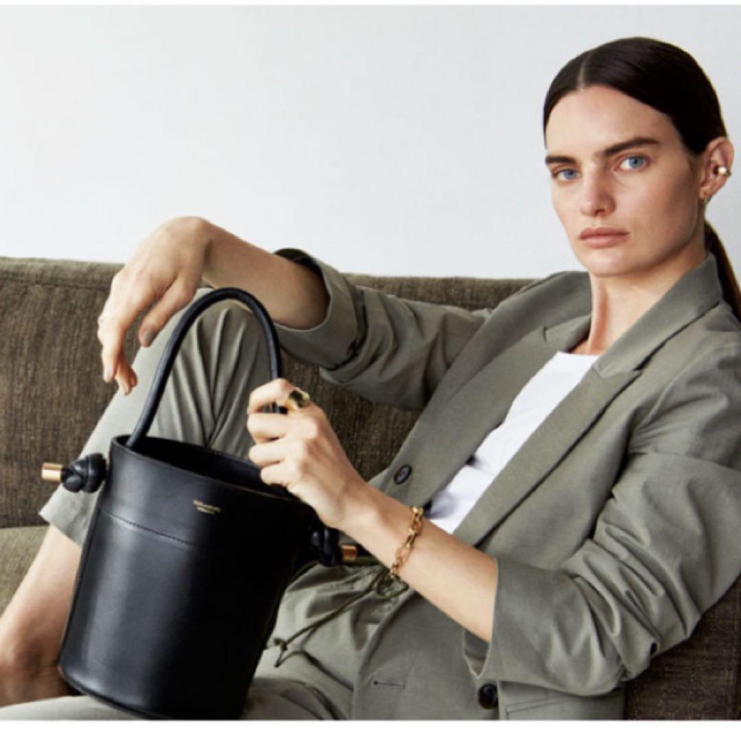 VIOLAd'ORO イタリアンスムースレ ザーノットハンドル バケツ型バッグ