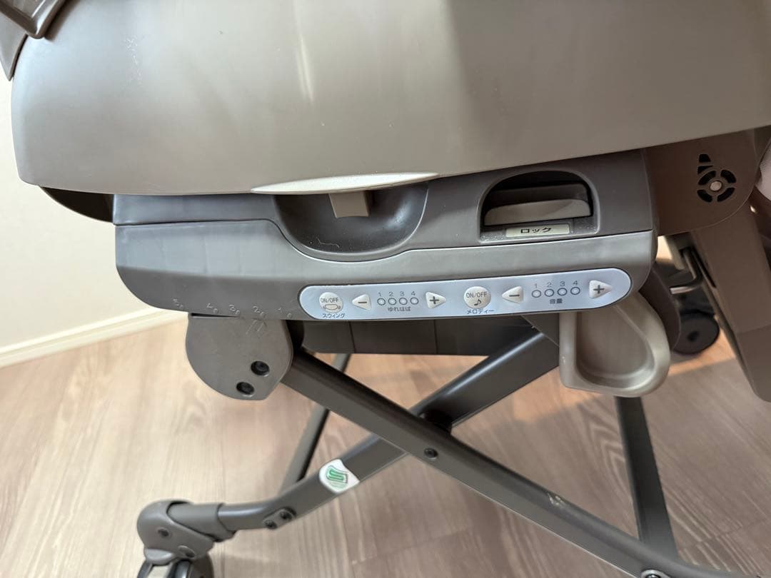 電動　クリーム色 チャイルドシート 調整可能