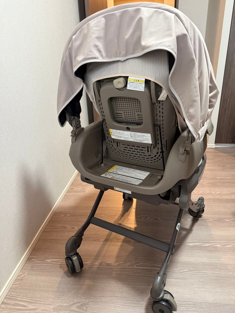 電動　クリーム色 チャイルドシート 調整可能