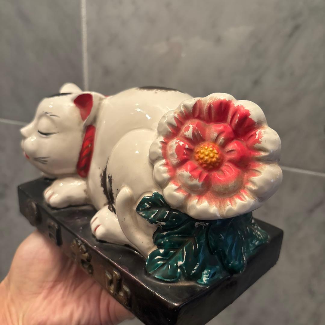 1950年代ヴィンテージ手描きの瞳やまつ毛が美しく存在感がある眠り猫