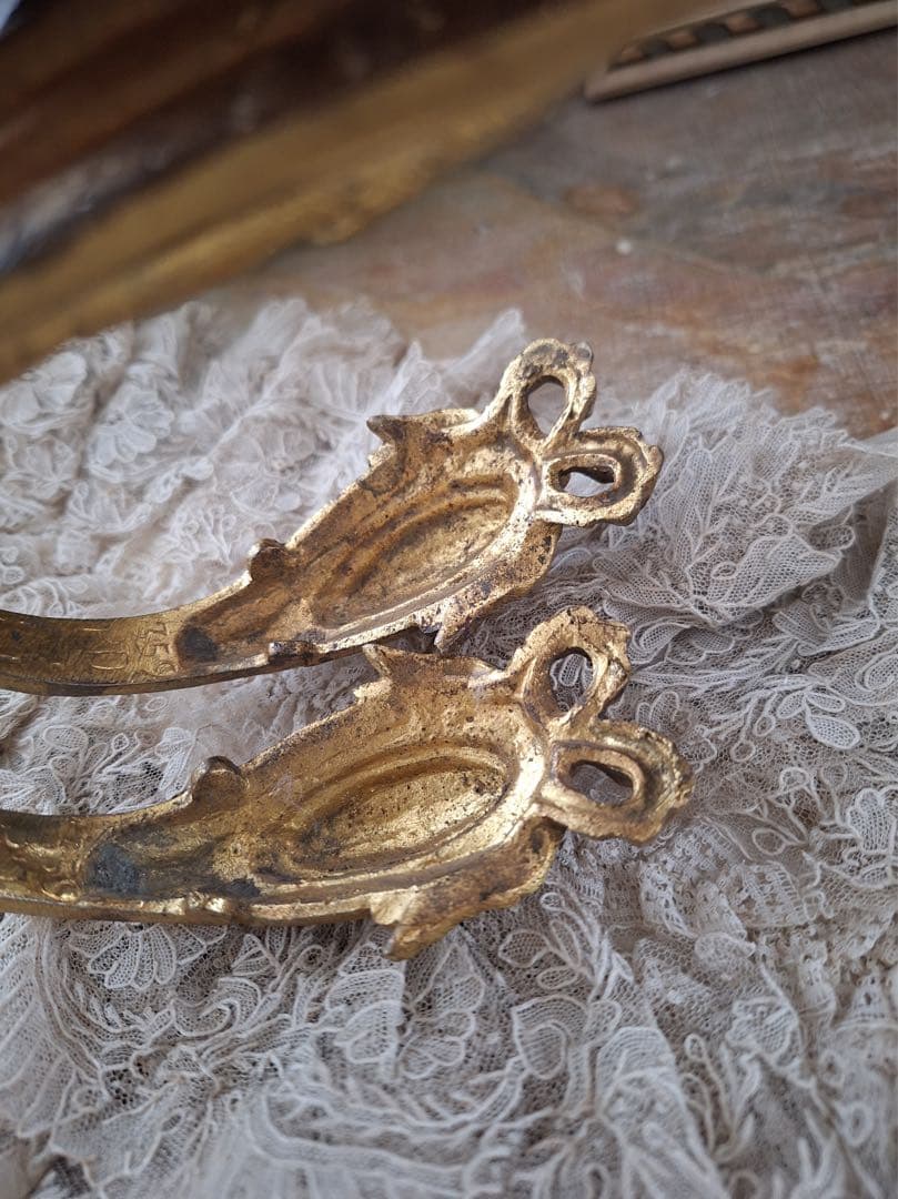 フランスアンティーク真鍮　リボン装飾カーテンフック