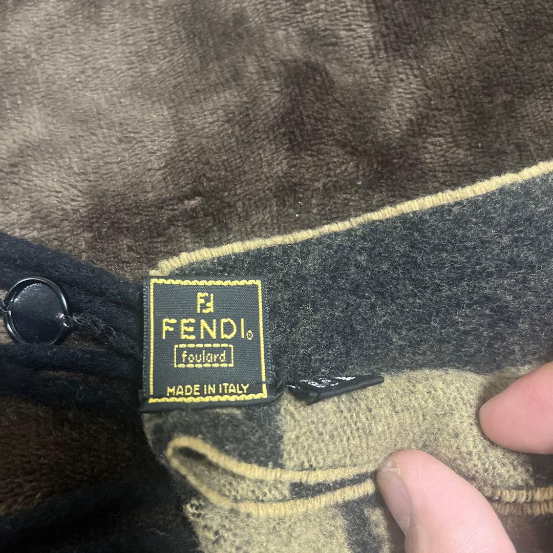 FENDI ウールマフラー ロゴ入り