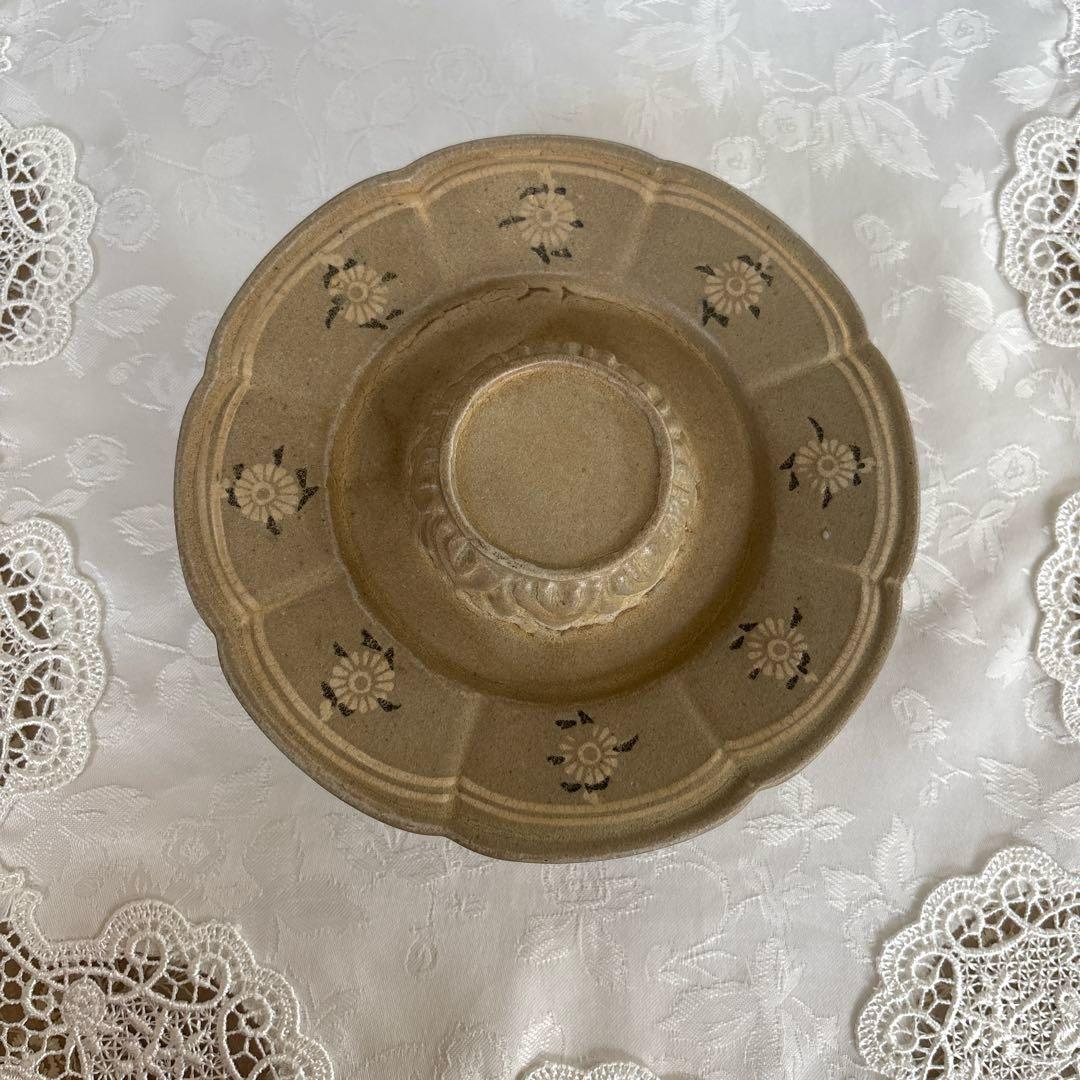 高麗 青磁象嵌陽刻菊花文輪花形　高麗青磁盃台　盞托　骨董品
