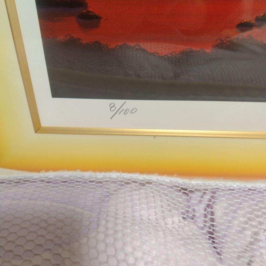題名夕焼けの海、作者 Kim 、版画Ｎｏ．8/100です。
