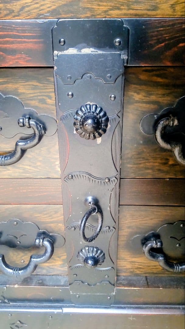 「大切に保管していました」伝統的な日本の木製タンス