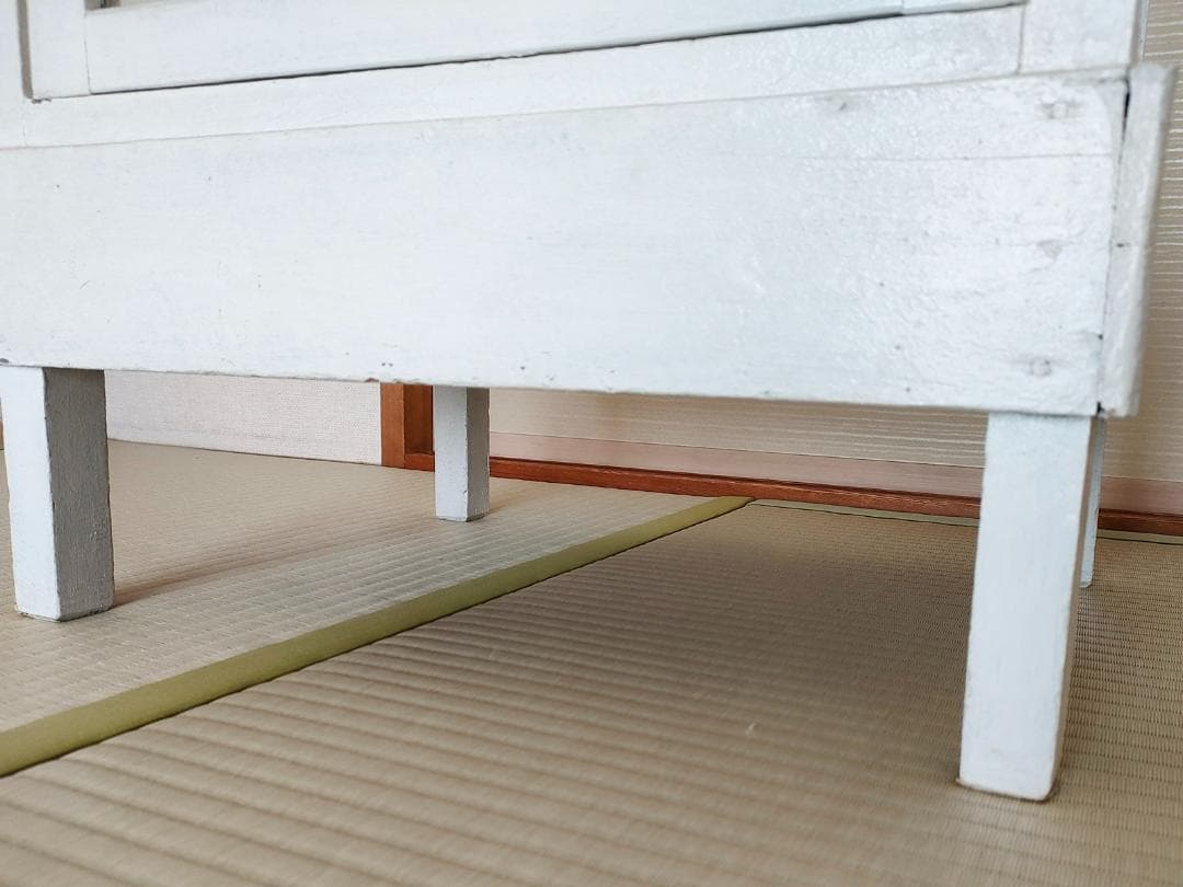 古いガラスのキャビネット