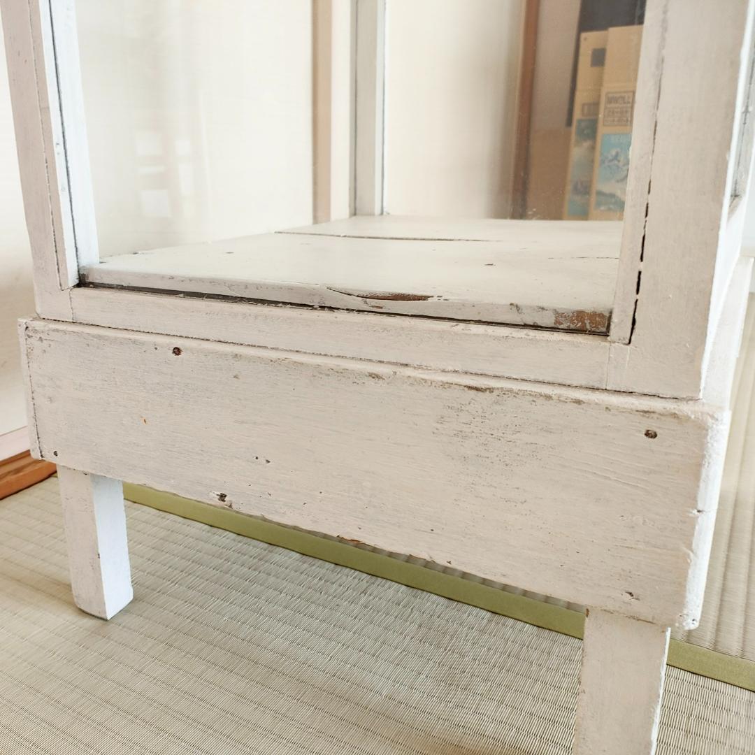 古いガラスのキャビネット