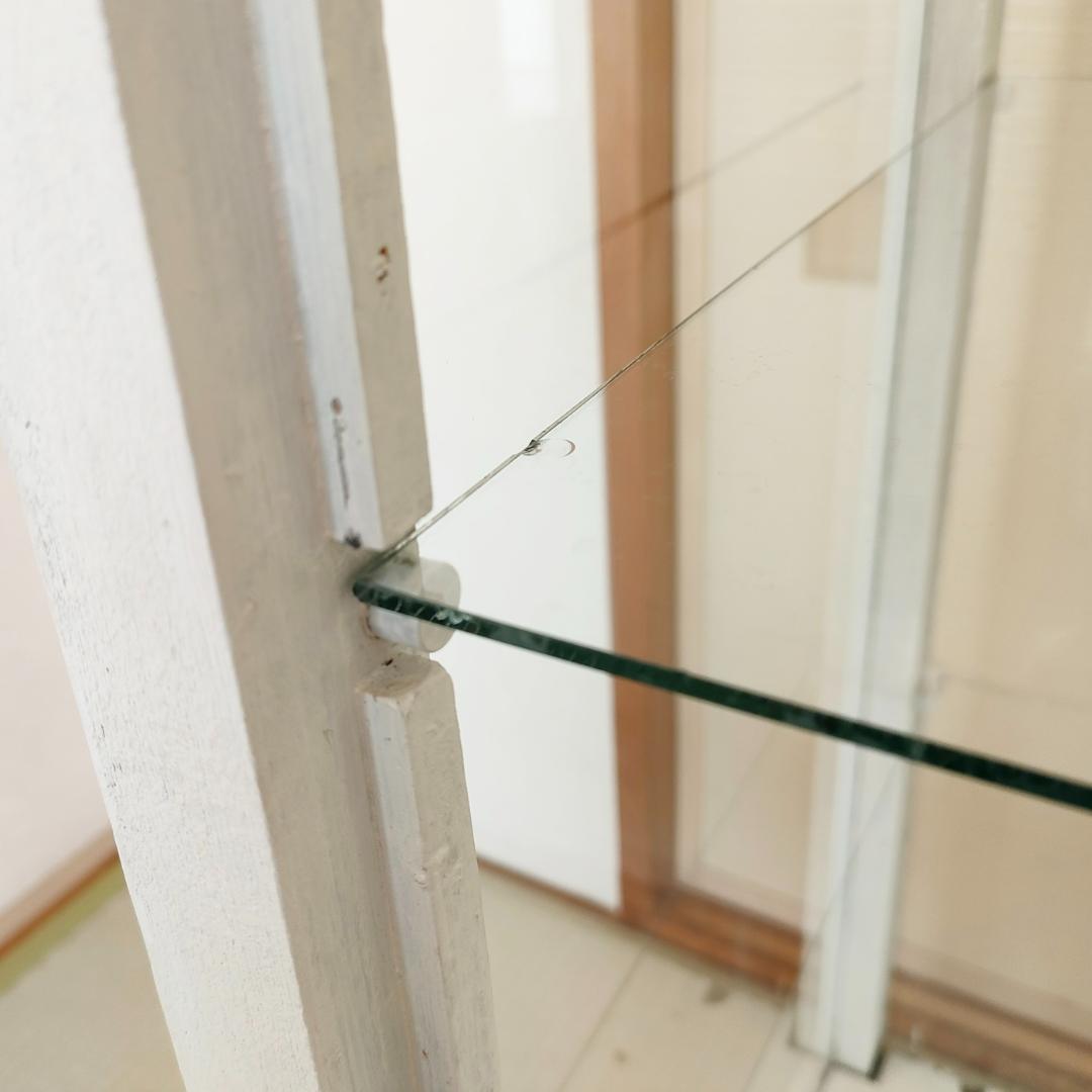 古いガラスのキャビネット