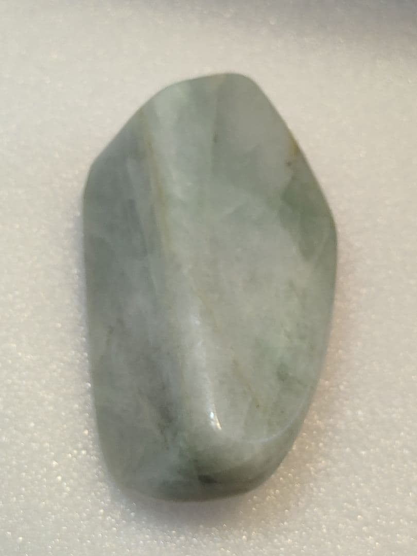 ミャンマー産 翡翠原石451g 薄いグリーンの色合い 光の透過が高い石質です。